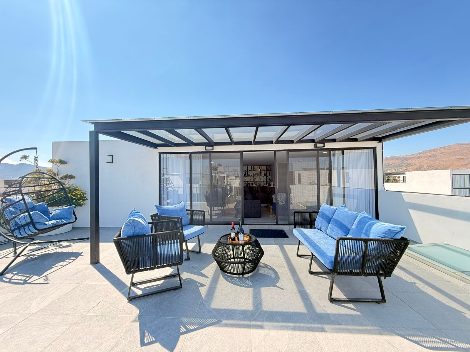 Terraza exterior con estructura de aluminio y cubierta