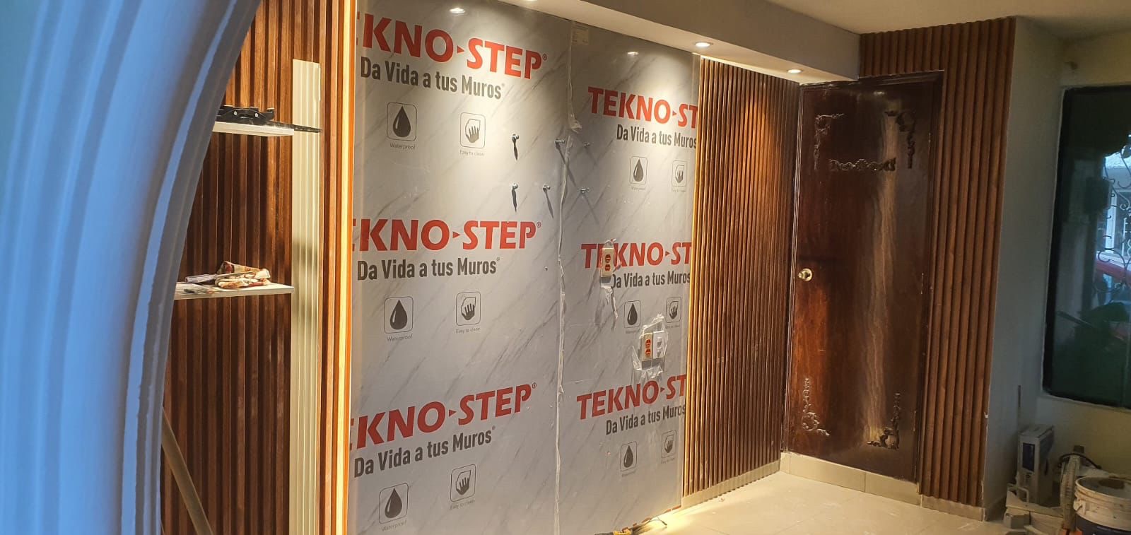 Interior con acabados y muro decorativo