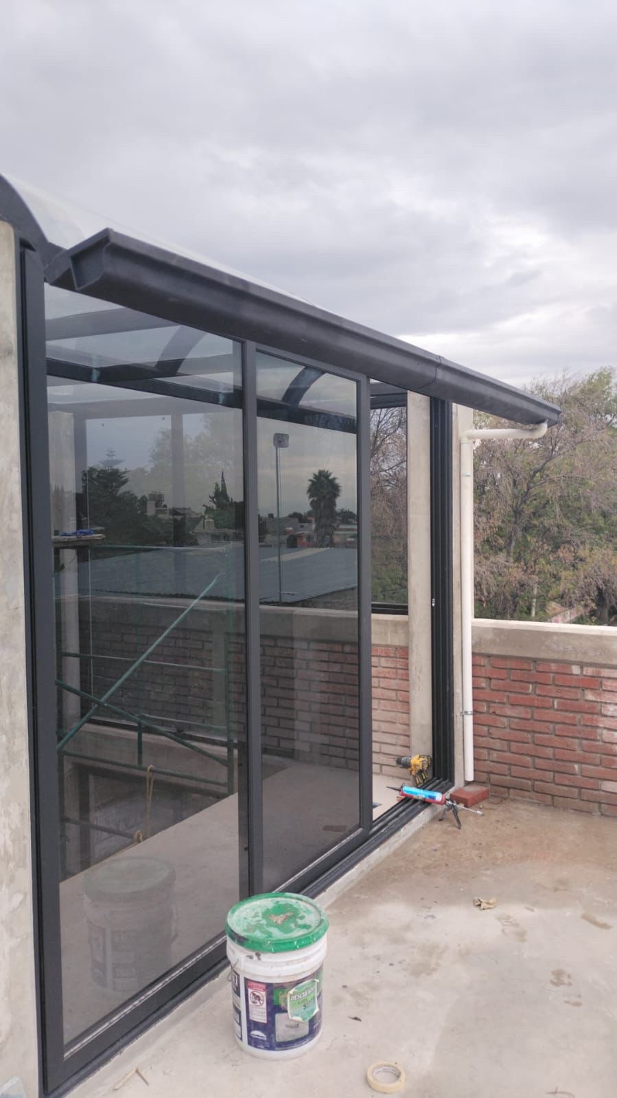 Sistema de aluminio y cristal instalado